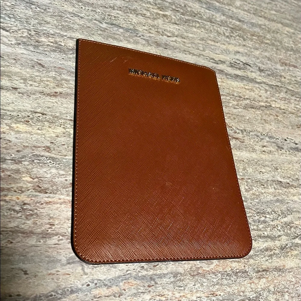 Michael Kors brown table sleeve